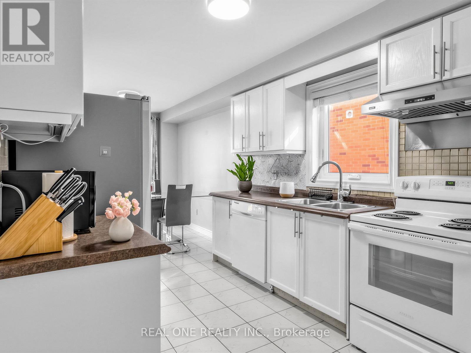 5849 Chorley Place, Mississauga, Ontario  L5M 5L7 - Photo 11 - W13238084