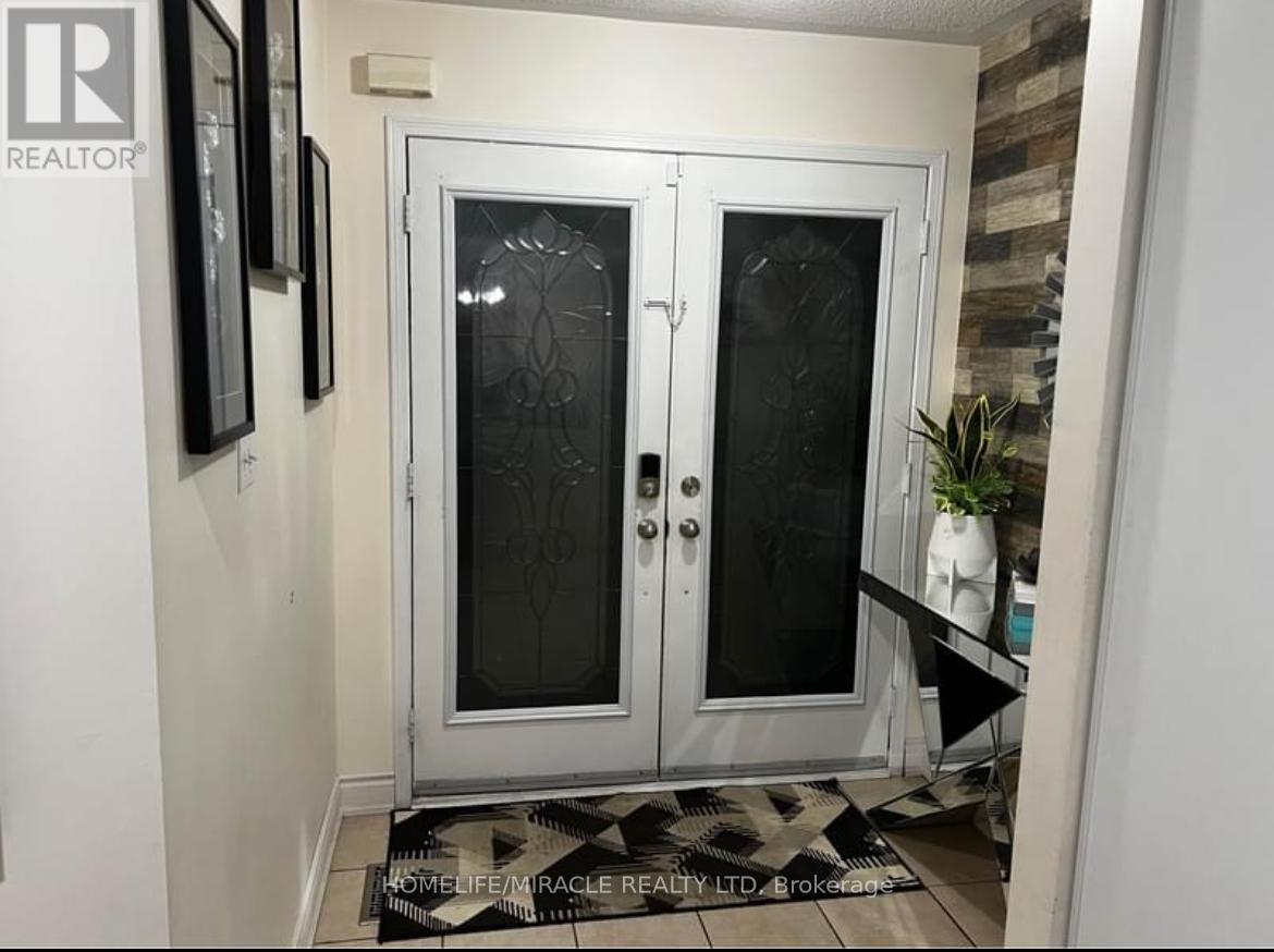 115 Tiller Trail, Brampton, Ontario  L6X 4S9 - Photo 2 - W13238088
