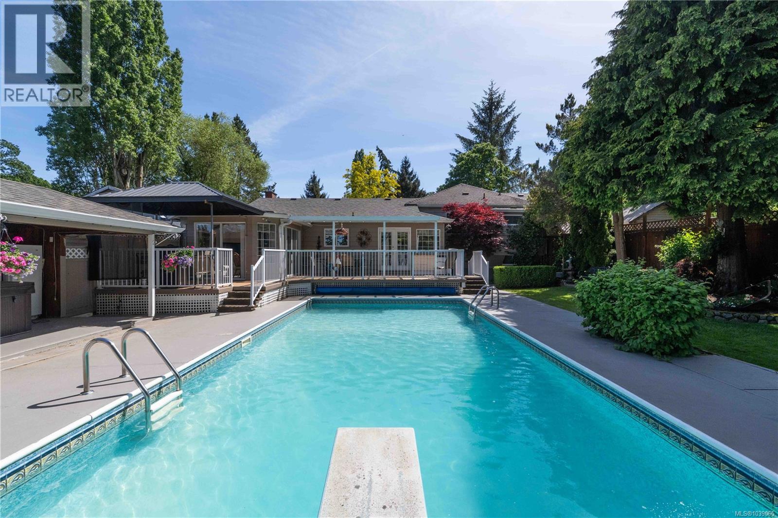 1568 Burnside Rd W, Saanich, British Columbia  V9E 2E2 - Photo 31 - 1039065