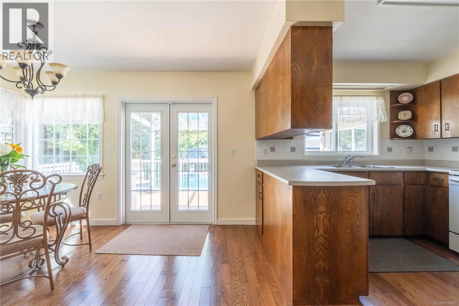 1568 Burnside Rd W, Saanich, British Columbia  V9E 2E2 - Photo 11 - 1039065
