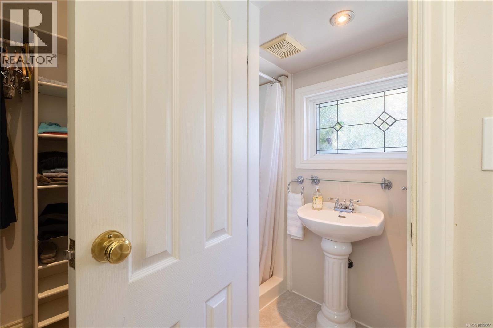 1568 Burnside Rd W, Saanich, British Columbia  V9E 2E2 - Photo 23 - 1039065
