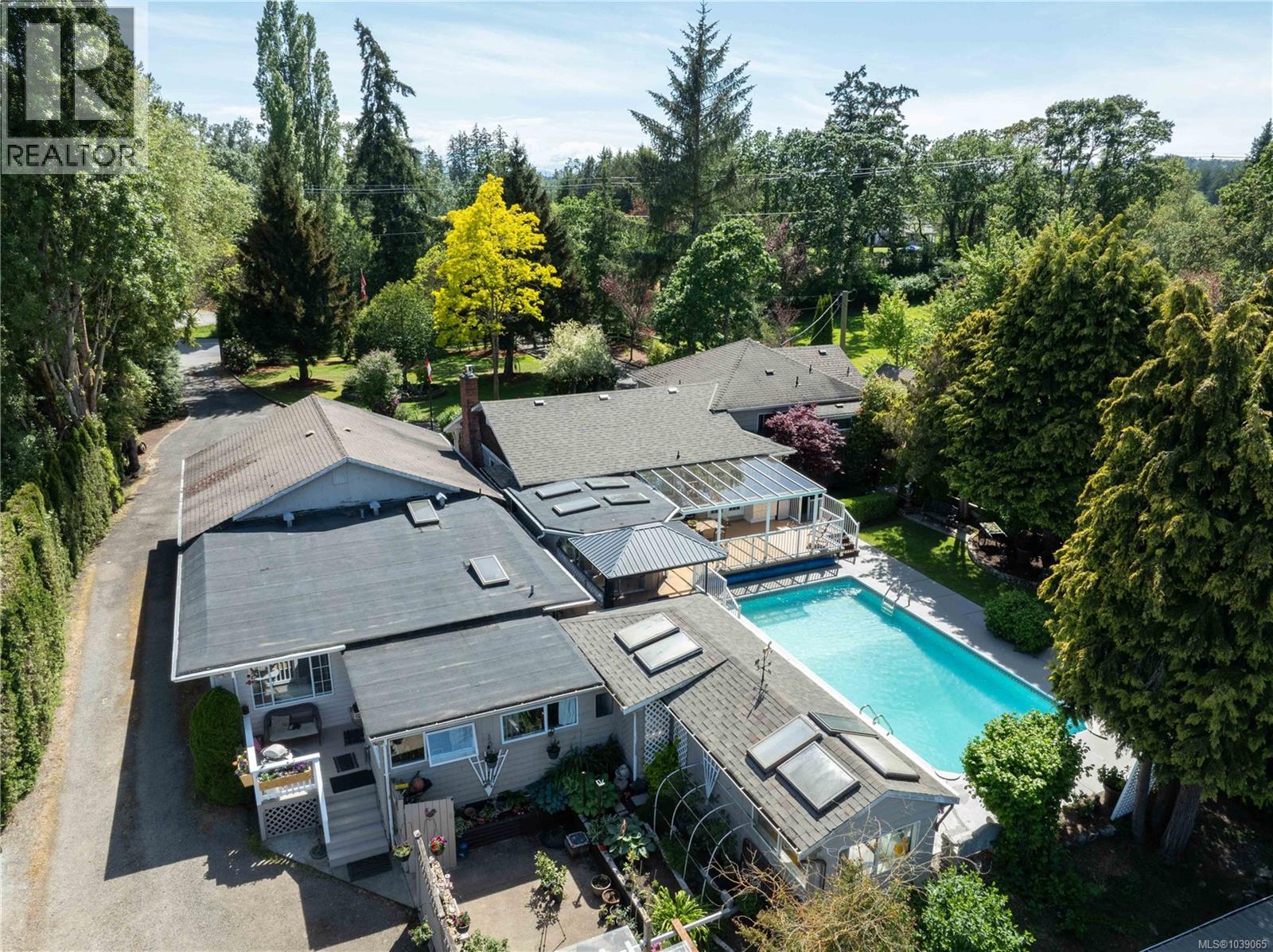 1568 Burnside Rd W, Saanich, British Columbia  V9E 2E2 - Photo 2 - 1039065