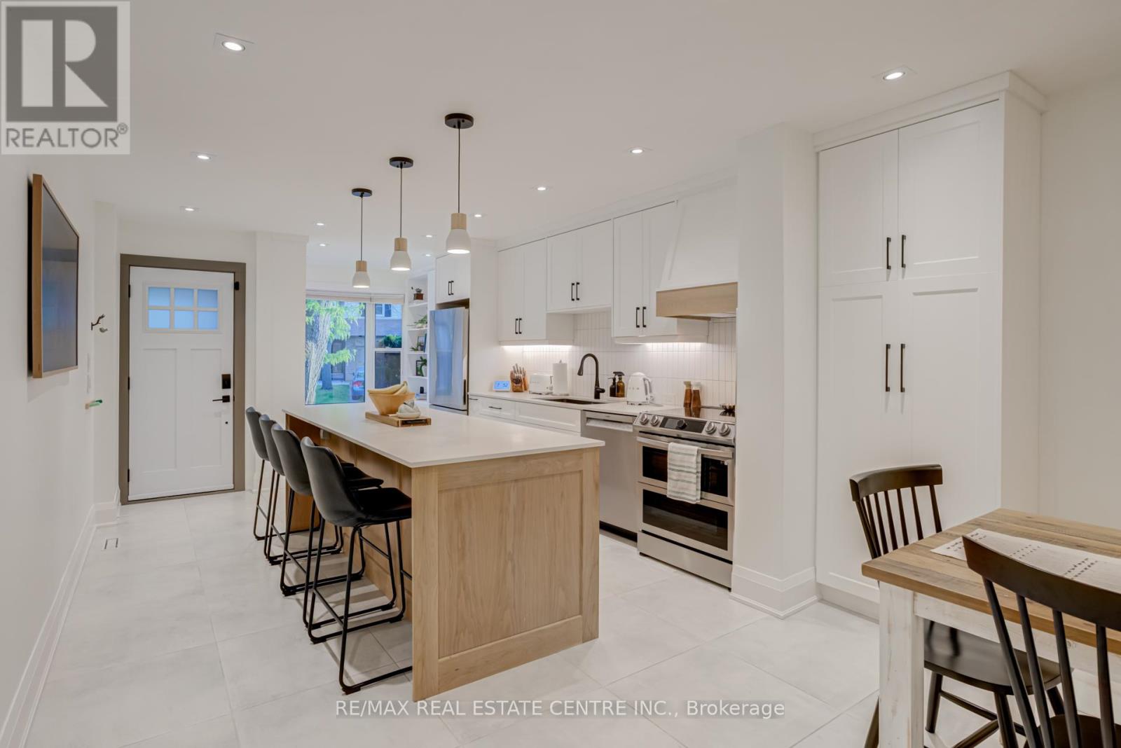 888 Sweetwater Crescent, Mississauga, Ontario  L5H 4A8 - Photo 4 - W13238198