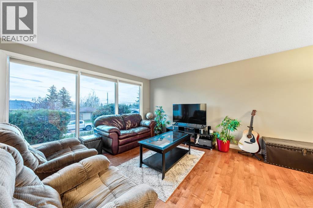 6003 Legsby Road Sw, Calgary, Alberta  T3E 5G5 - Photo 7 - A2313654