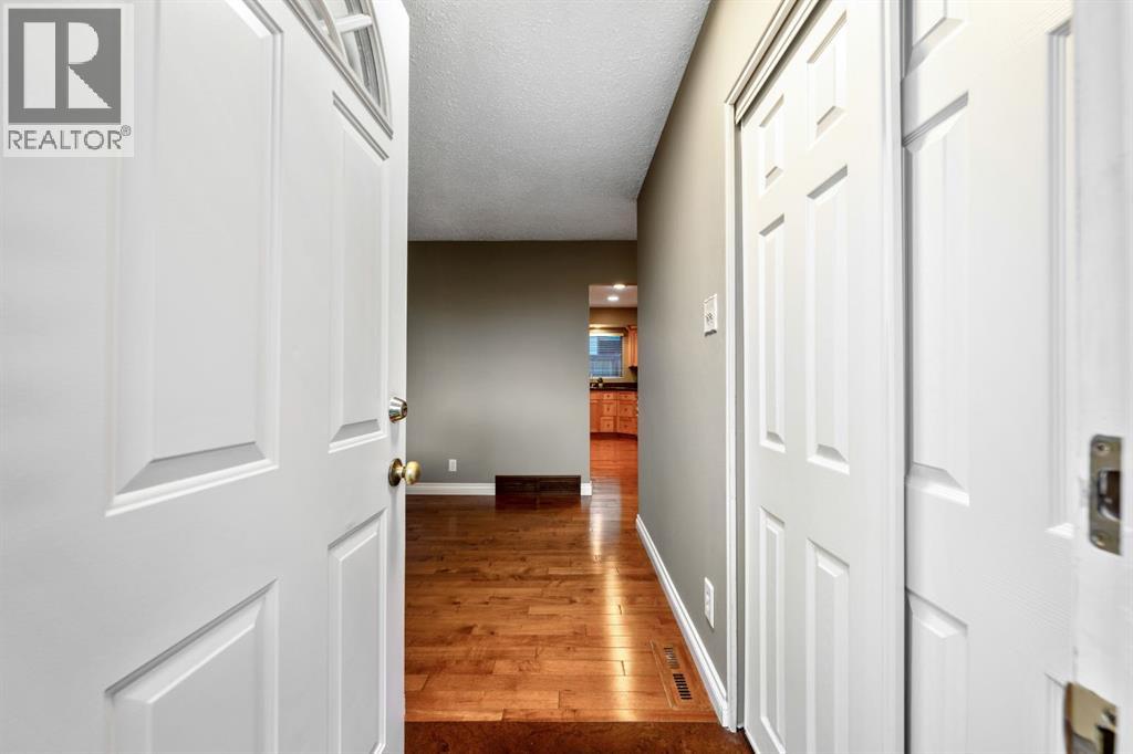 6003 Legsby Road Sw, Calgary, Alberta  T3E 5G5 - Photo 4 - A2313654