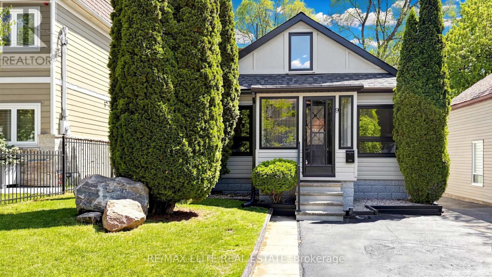 9 Woodford Park Road, Toronto, Ontario  M8Y 3E7 - Photo 2 - W13232440