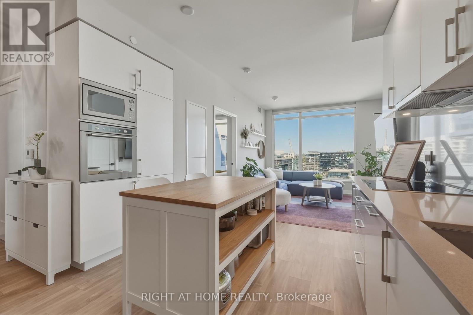 1701 - 576 Front Street W, Toronto, Ontario  M5V 0P8 - Photo 2 - C13238254