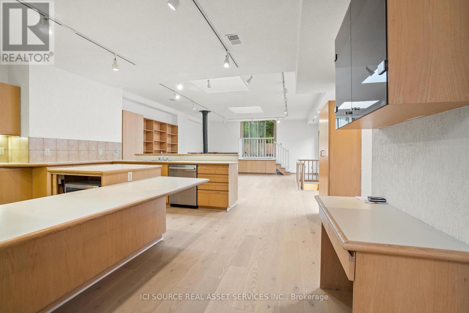 Upper - 574 St Clair Avenue W, Toronto, Ontario  M6C 1A6 - Photo 10 - C13238432