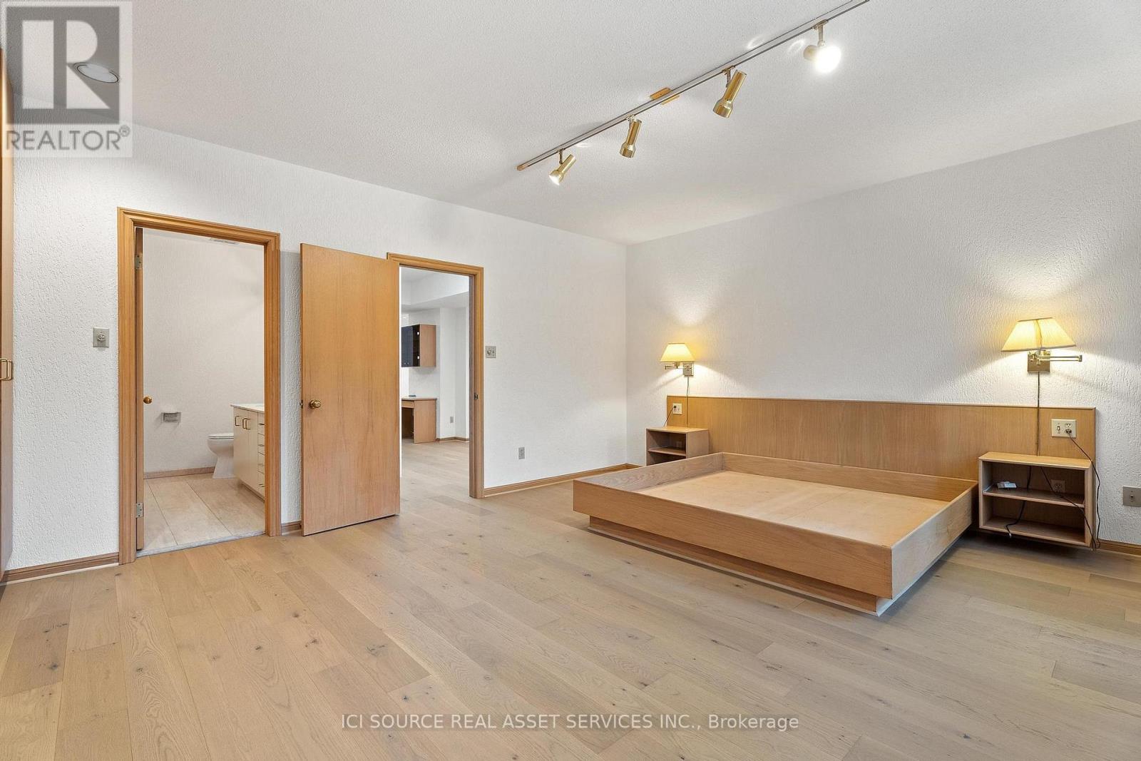 Upper - 574 St Clair Avenue W, Toronto, Ontario  M6C 1A6 - Photo 2 - C13238432