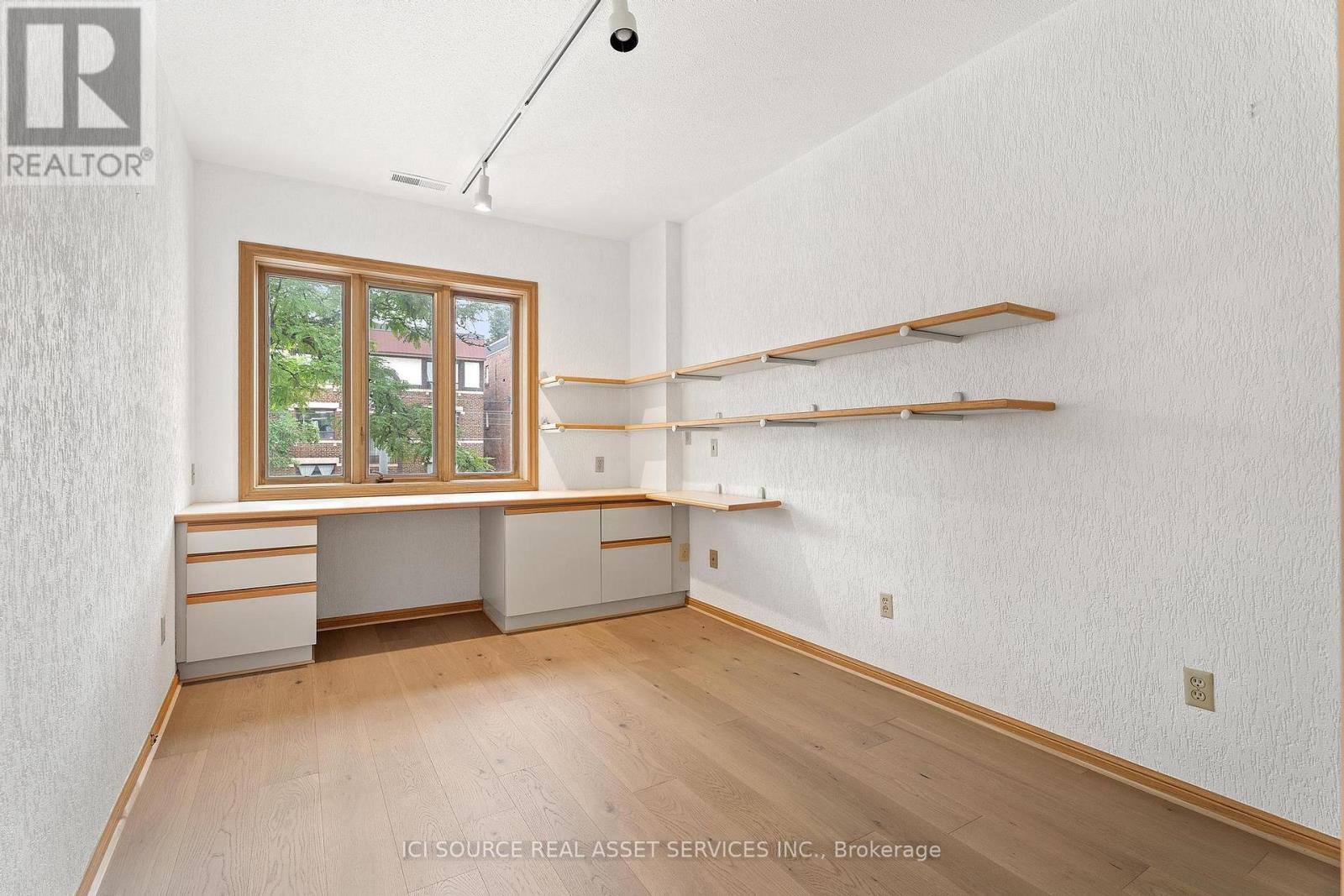 Upper - 574 St Clair Avenue W, Toronto, Ontario  M6C 1A6 - Photo 3 - C13238432