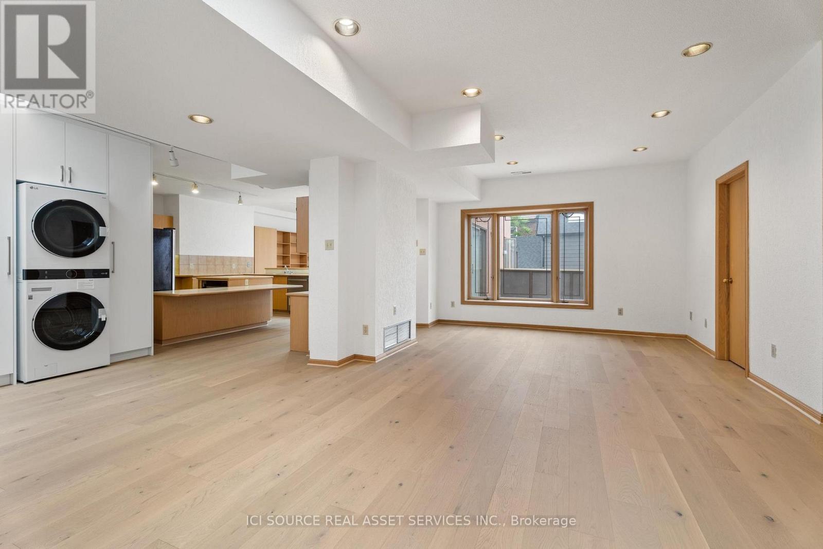 Upper - 574 St Clair Avenue W, Toronto, Ontario  M6C 1A6 - Photo 4 - C13238432