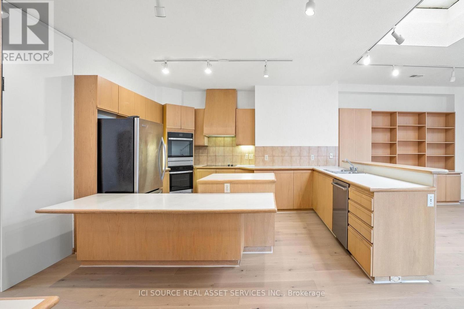 Upper - 574 St Clair Avenue W, Toronto, Ontario  M6C 1A6 - Photo 6 - C13238432