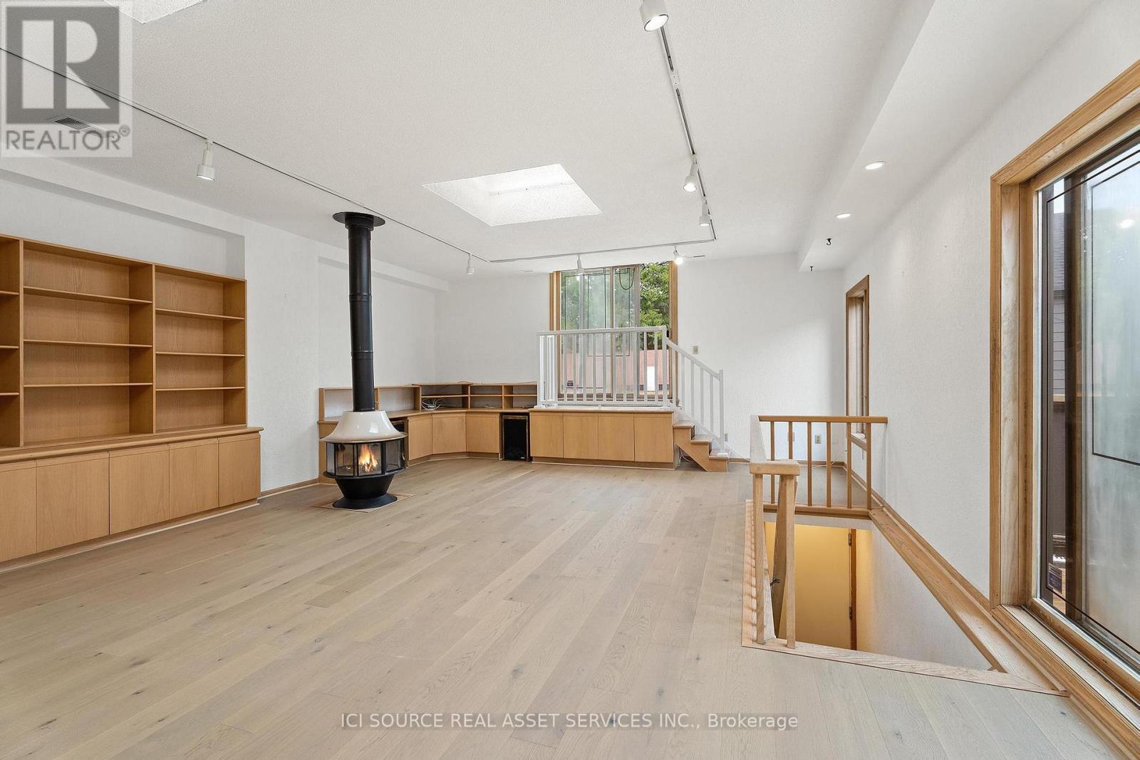 Upper - 574 St Clair Avenue W, Toronto, Ontario  M6C 1A6 - Photo 7 - C13238432