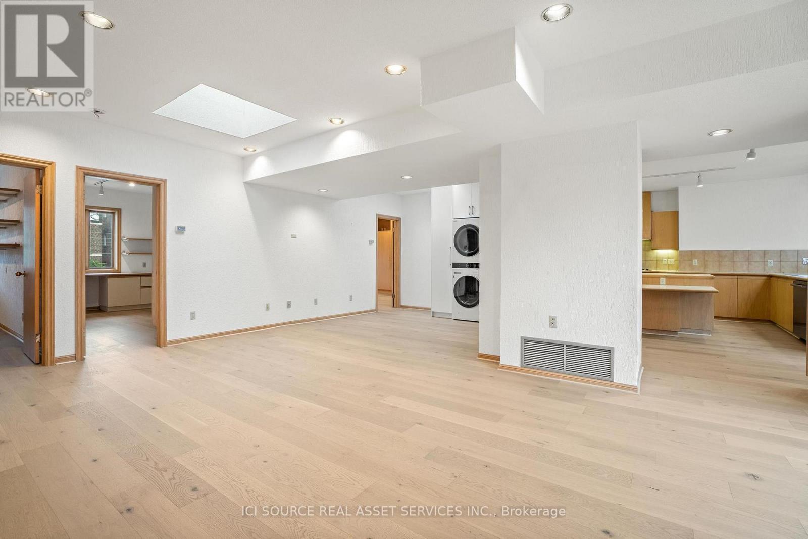 Upper - 574 St Clair Avenue W, Toronto, Ontario  M6C 1A6 - Photo 9 - C13238432