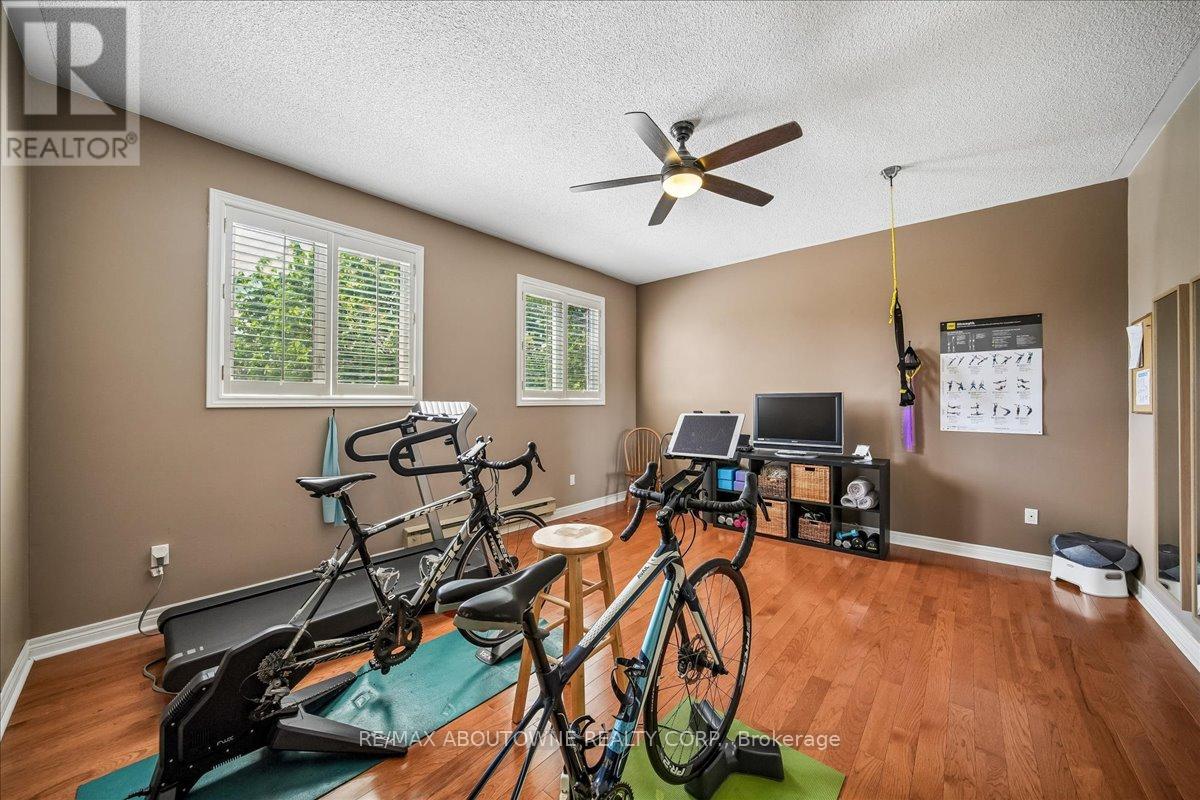 1053 Old Oak Drive, Oakville, Ontario  L6M 3K5 - Photo 13 - W13238450
