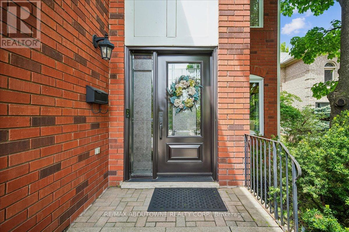 1053 Old Oak Drive, Oakville, Ontario  L6M 3K5 - Photo 2 - W13238450
