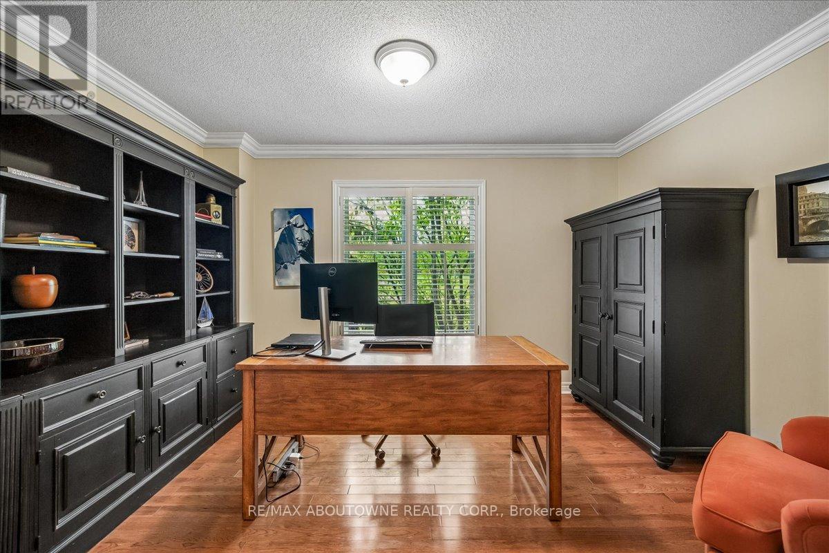 1053 Old Oak Drive, Oakville, Ontario  L6M 3K5 - Photo 3 - W13238450