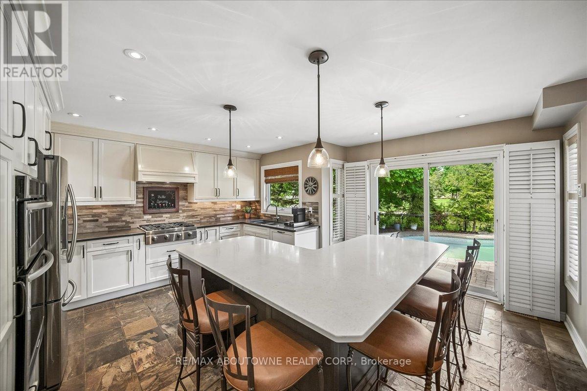 1053 Old Oak Drive, Oakville, Ontario  L6M 3K5 - Photo 9 - W13238450