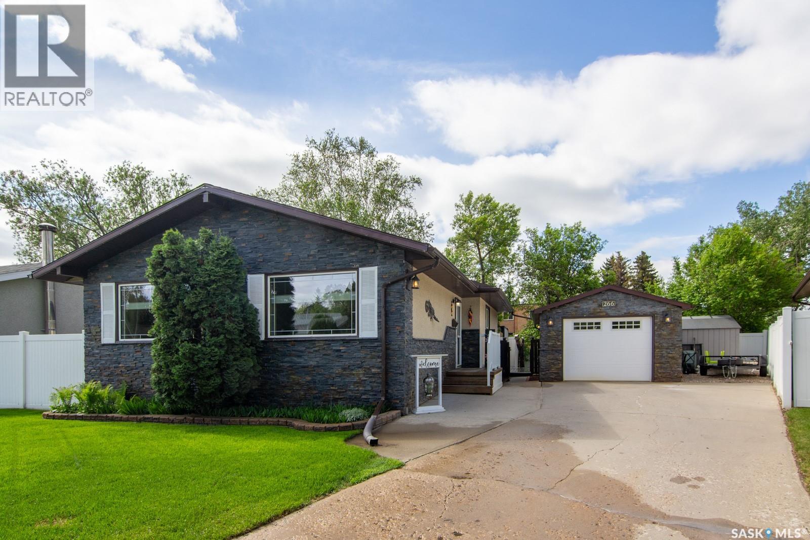 266 Albany Crescent, Saskatoon, Saskatchewan  S7K 3X8 - Photo 1 - SK038030