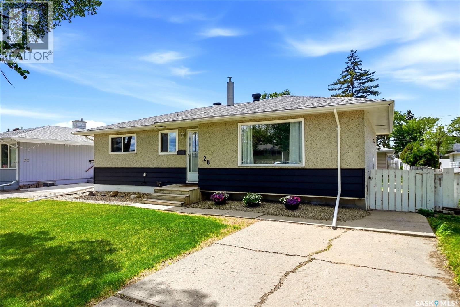 28 Cameron Crescent, Regina, Saskatchewan  S4S 2X2 - Photo 2 - SK037995