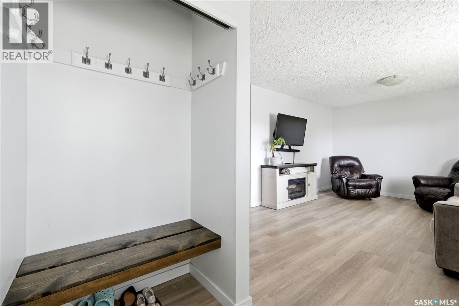 28 Cameron Crescent, Regina, Saskatchewan  S4S 2X2 - Photo 4 - SK037995