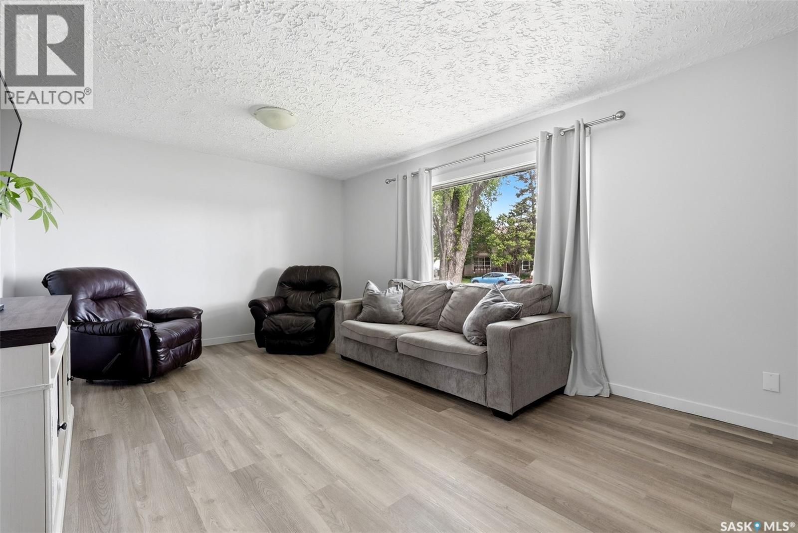28 Cameron Crescent, Regina, Saskatchewan  S4S 2X2 - Photo 5 - SK037995