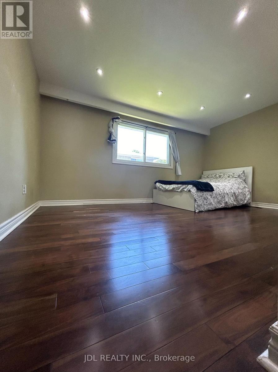 Main Floor - 23 Pineway Blvd Boulevard, Toronto, Ontario  M2H 1A3 - Photo 5 - C13238532