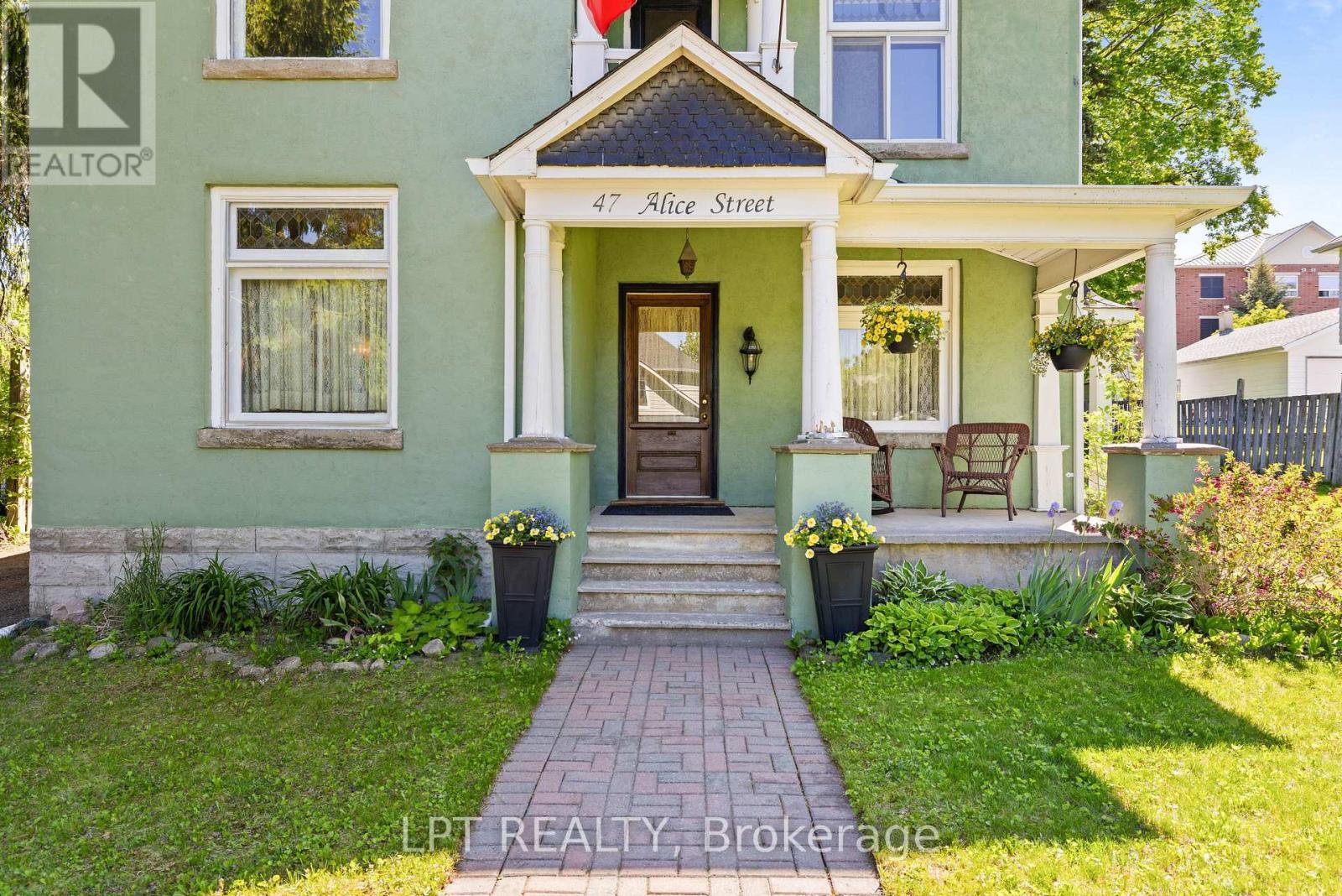 47 Alice Street, East Gwillimbury (Mt Albert), Ontario  L0G 1M0 - Photo 3 - N13238592