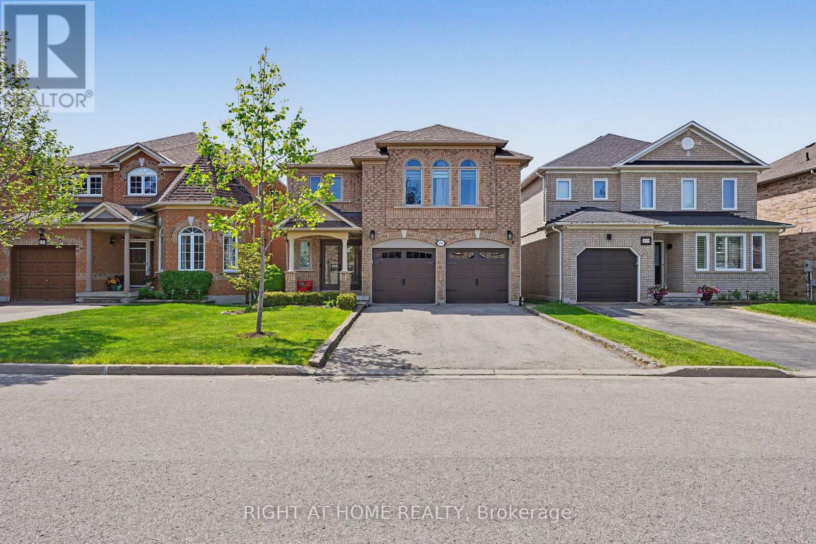 235 Montebello Avenue, Vaughan, Ontario  L4H 1L6 - Photo 2 - N13238634