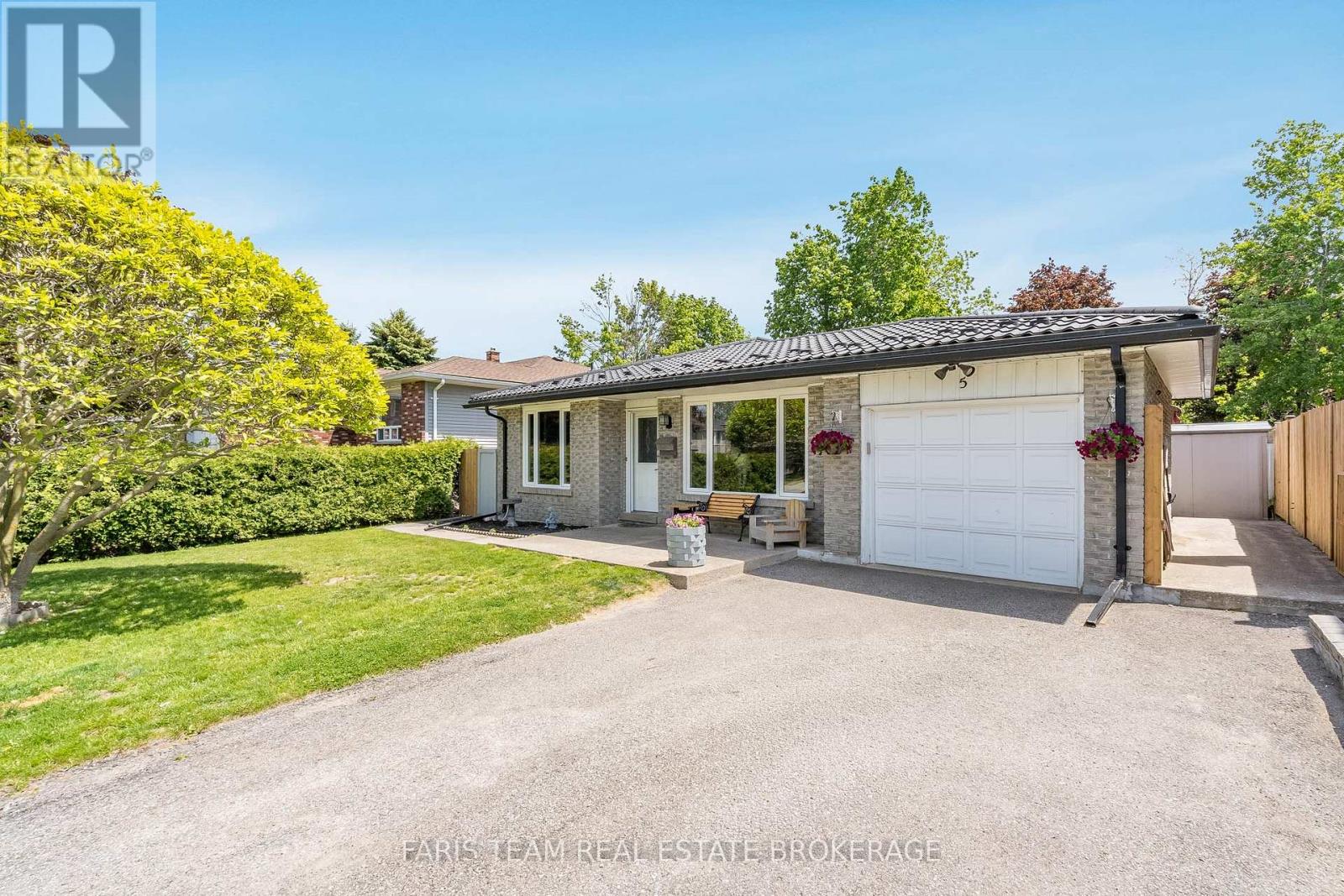 5 Fitzroy Terrace, Barrie (Allandale Heights), Ontario  L4N 2Z2 - Photo 1 - S13238752