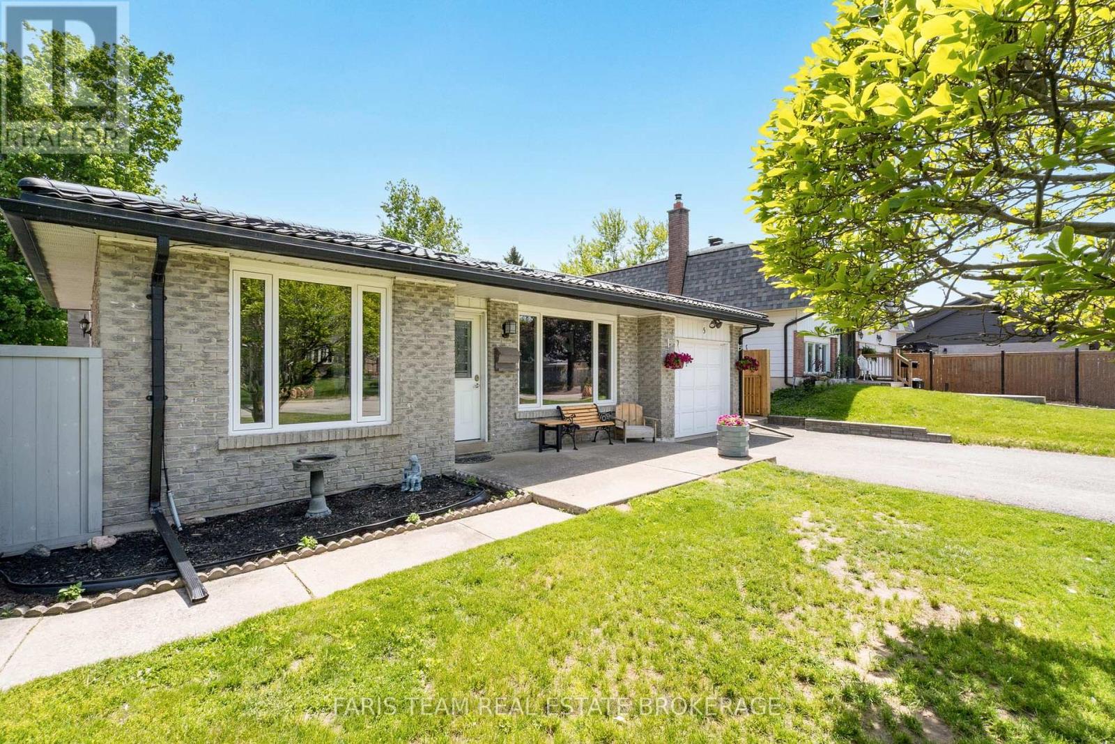 5 Fitzroy Terrace, Barrie (Allandale Heights), Ontario  L4N 2Z2 - Photo 4 - S13238752
