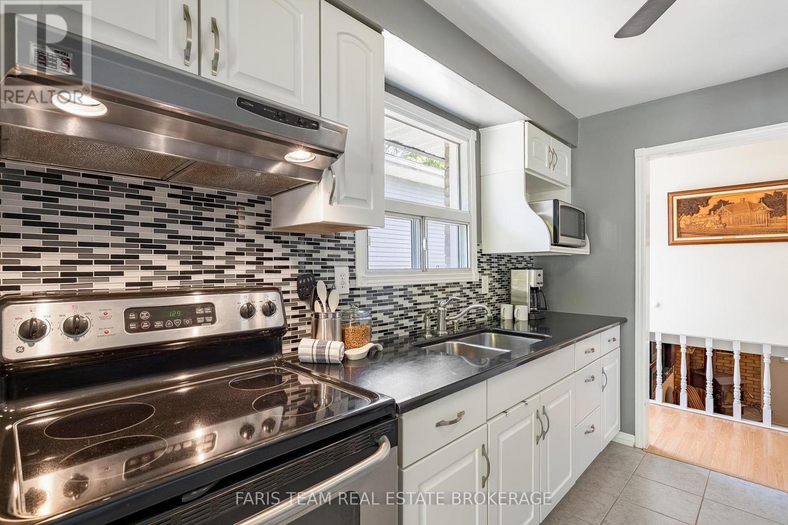 5 Fitzroy Terrace, Barrie (Allandale Heights), Ontario  L4N 2Z2 - Photo 7 - S13238752