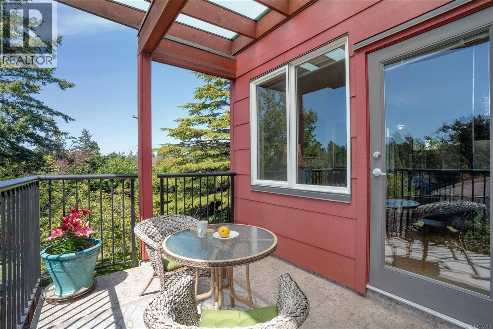 304 4040 Borden St, Saanich, British Columbia  V8X 2E9 - Photo 8 - 1039010