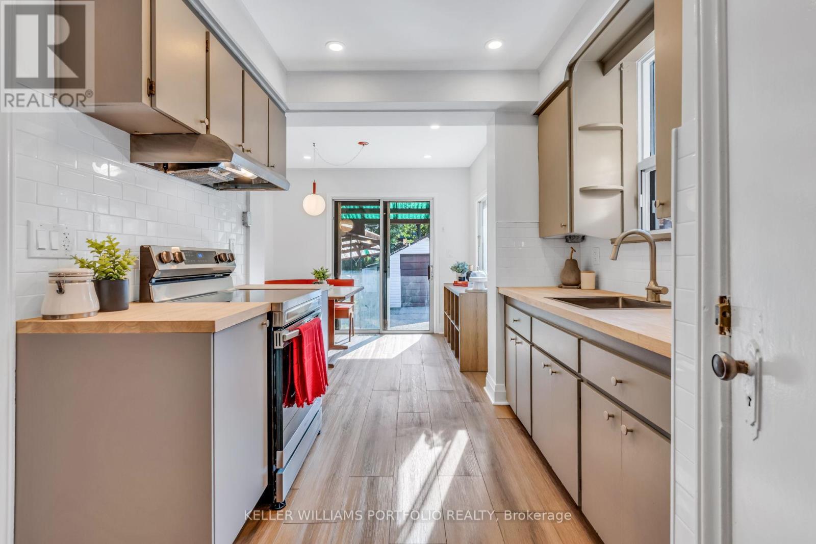210 Bicknell Avenue, Toronto, Ontario  M6M 4G9 - Photo 13 - W13238628