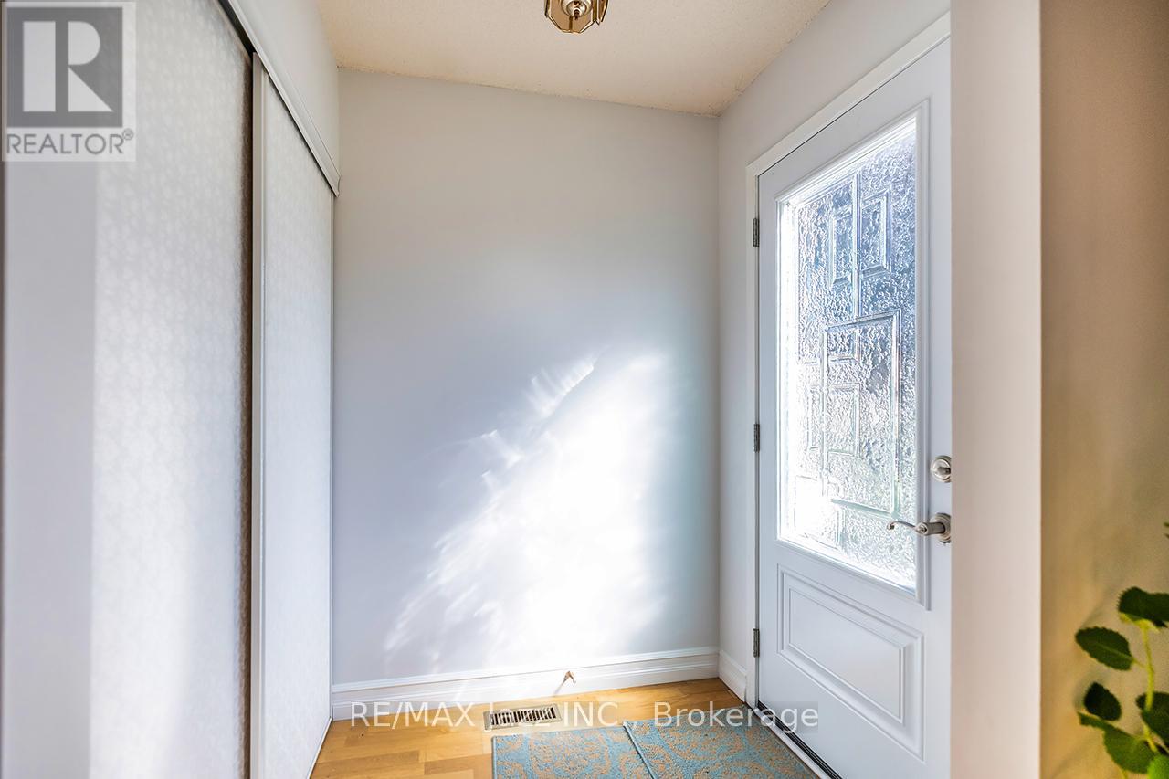 810 Kilkenny Court, Oshawa, Ontario  L1J 7B7 - Photo 3 - E13238814