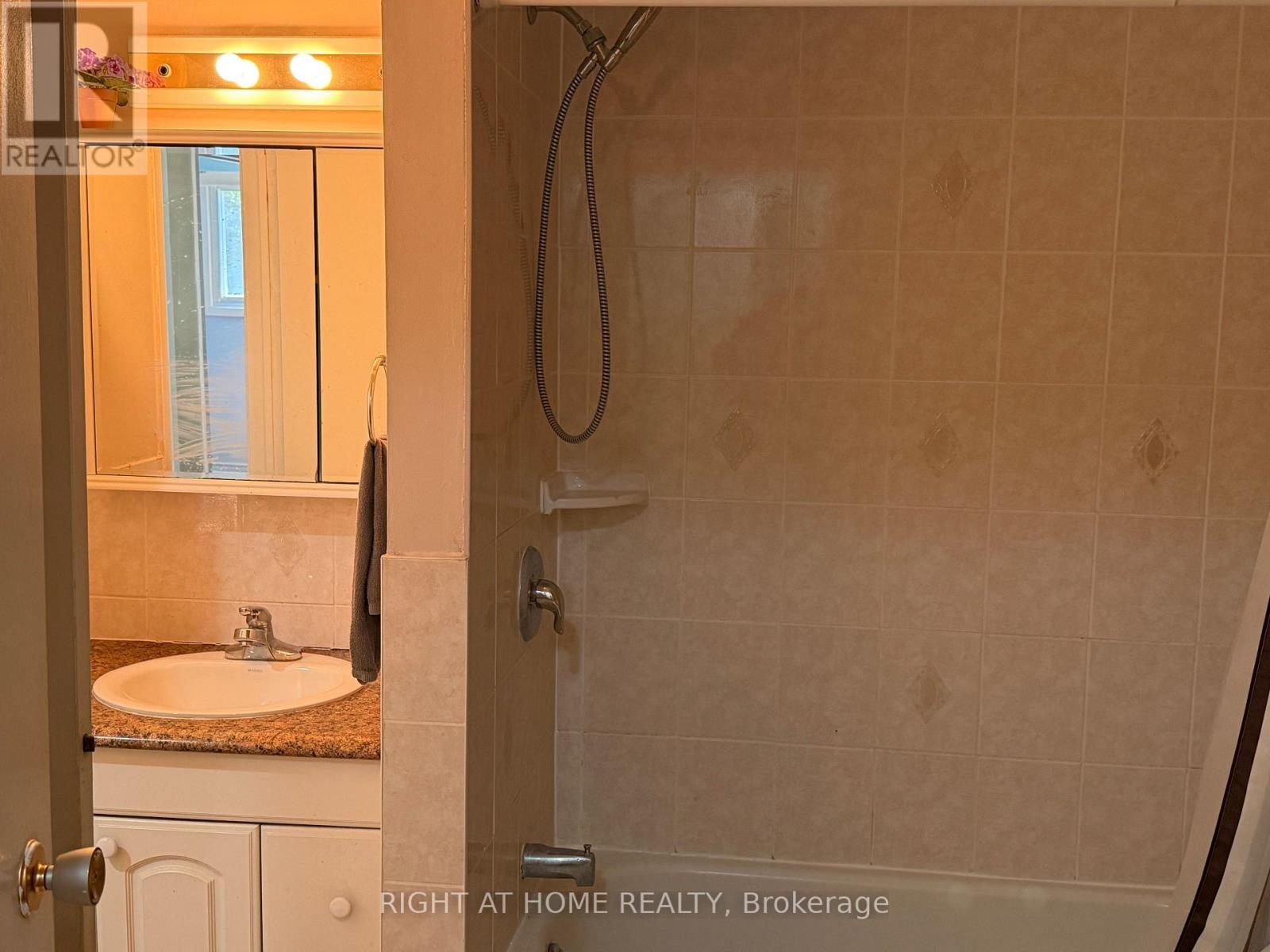 109 Beech Street, Brampton, Ontario  L6V 2Z2 - Photo 6 - W13226520