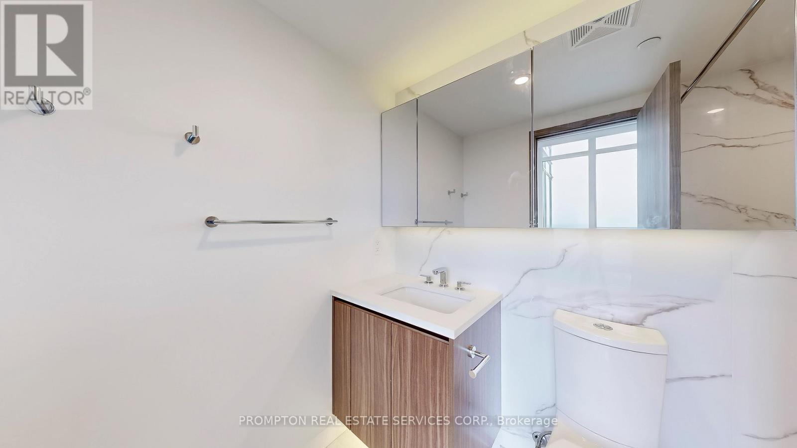 5611 - 1 Concord Cityplace Way, Toronto, Ontario  M5V 0X3 - Photo 32 - C13238978