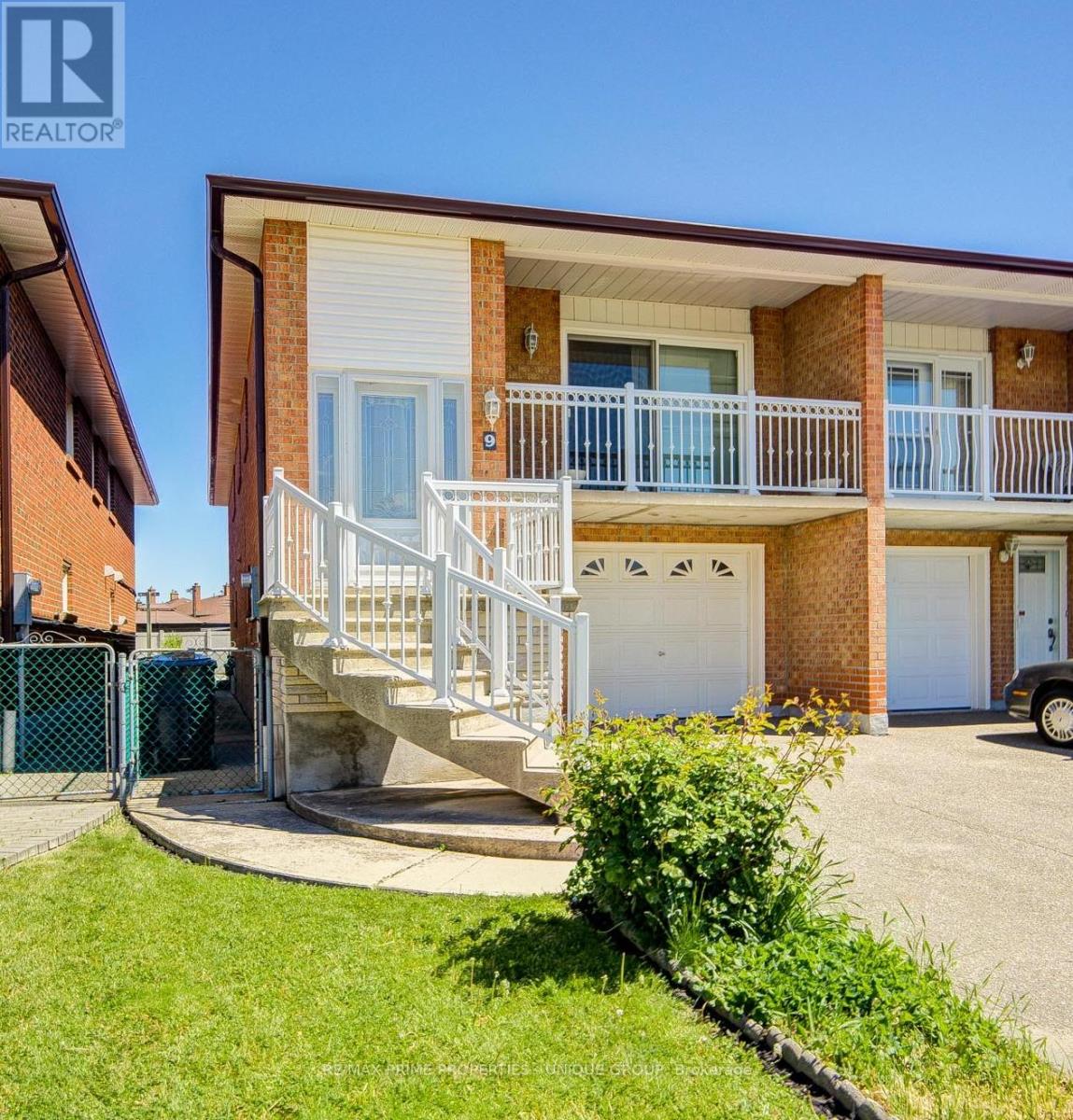 <div class="slider-price">$849,000</div><p>9 Capstan Court, Toronto, Ontario</p>