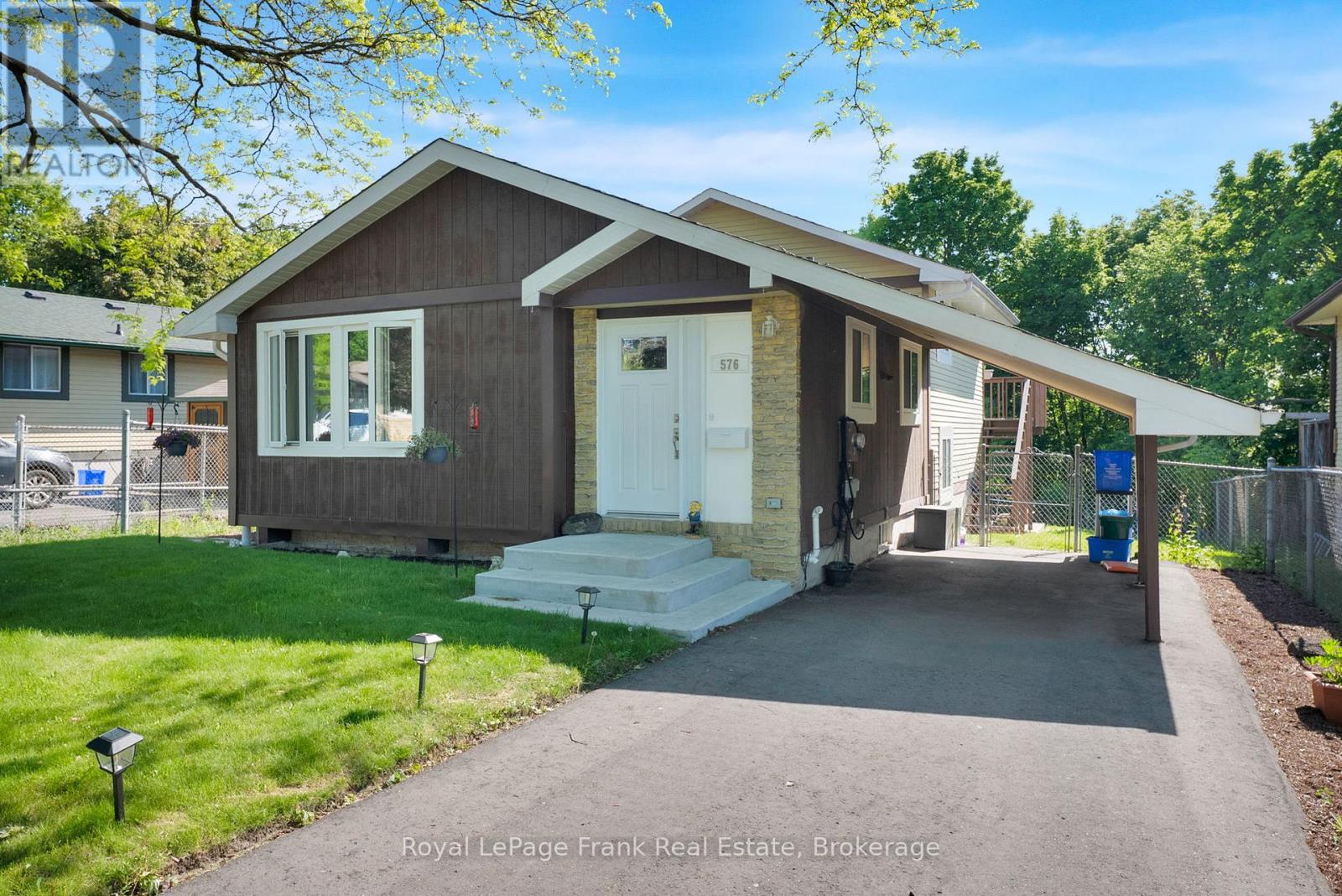 576 Annandale Street, Oshawa, Ontario  L1H 7S7 - Photo 2 - E13239046
