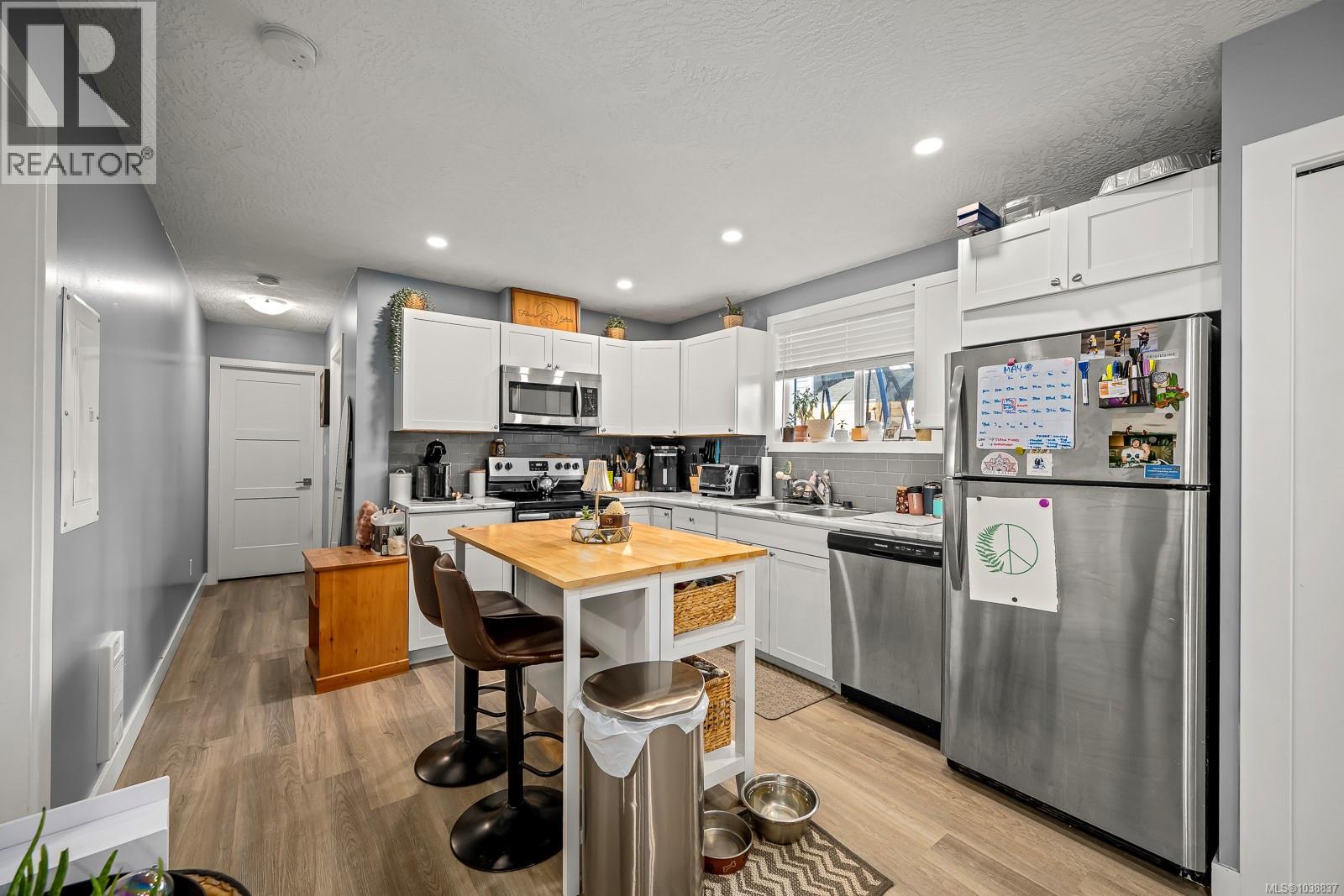 3303 Seventh St, Cumberland, British Columbia  V0R 1S0 - Photo 3 - 1038837