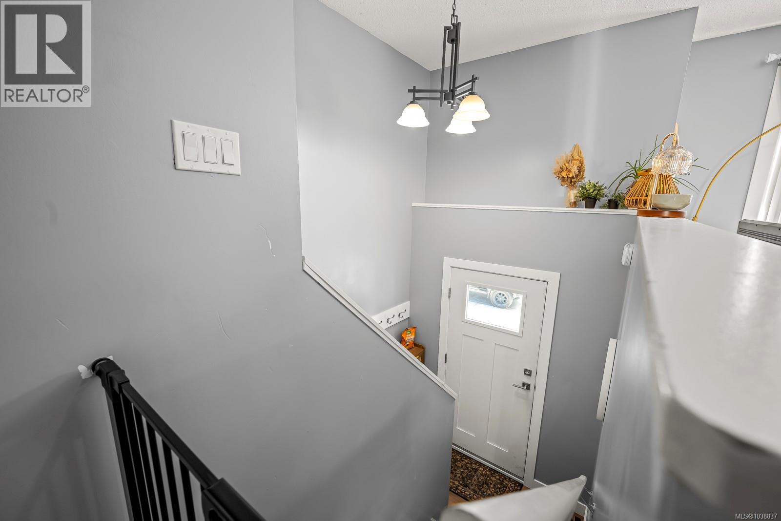 3303 Seventh St, Cumberland, British Columbia  V0R 1S0 - Photo 4 - 1038837