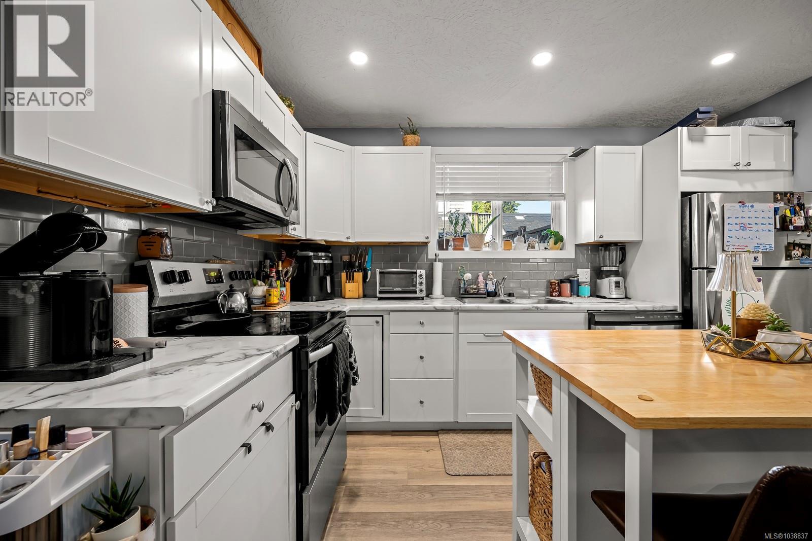 3303 Seventh St, Cumberland, British Columbia  V0R 1S0 - Photo 42 - 1038837