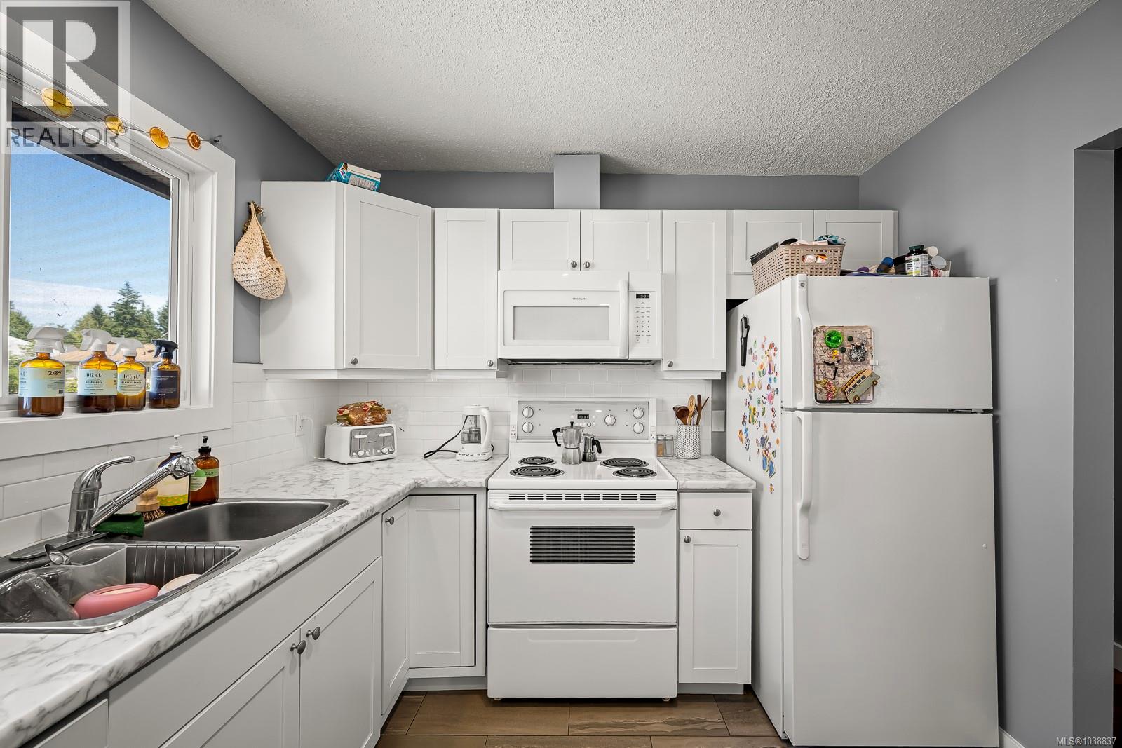 3303 Seventh St, Cumberland, British Columbia  V0R 1S0 - Photo 5 - 1038837