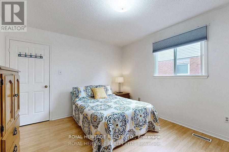 22 Birdsilver Gardens N, Toronto, Ontario  M1C 4M5 - Photo 4 - E13239232