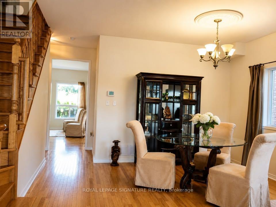 112 Barnwood Drive, Richmond Hill, Ontario  L4E 5A2 - Photo 4 - N13239236