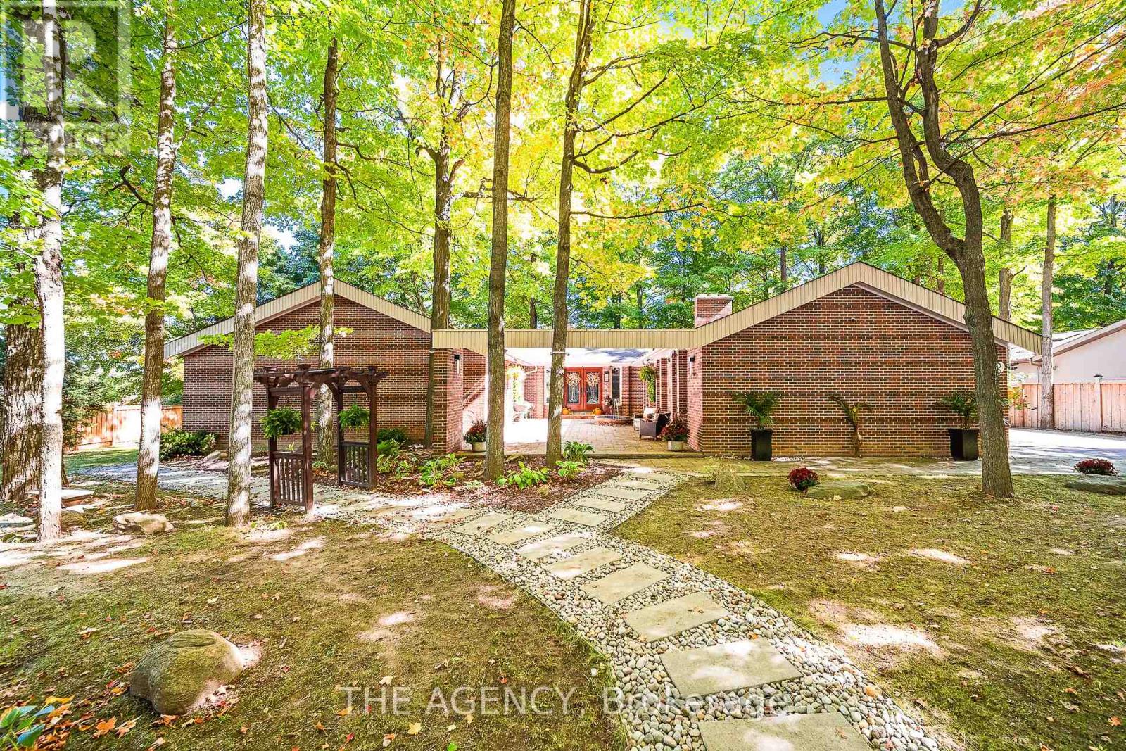 23 Cedarwood Crescent, King (Nobleton), Ontario  L0G 1N0 - Photo 2 - N13239254