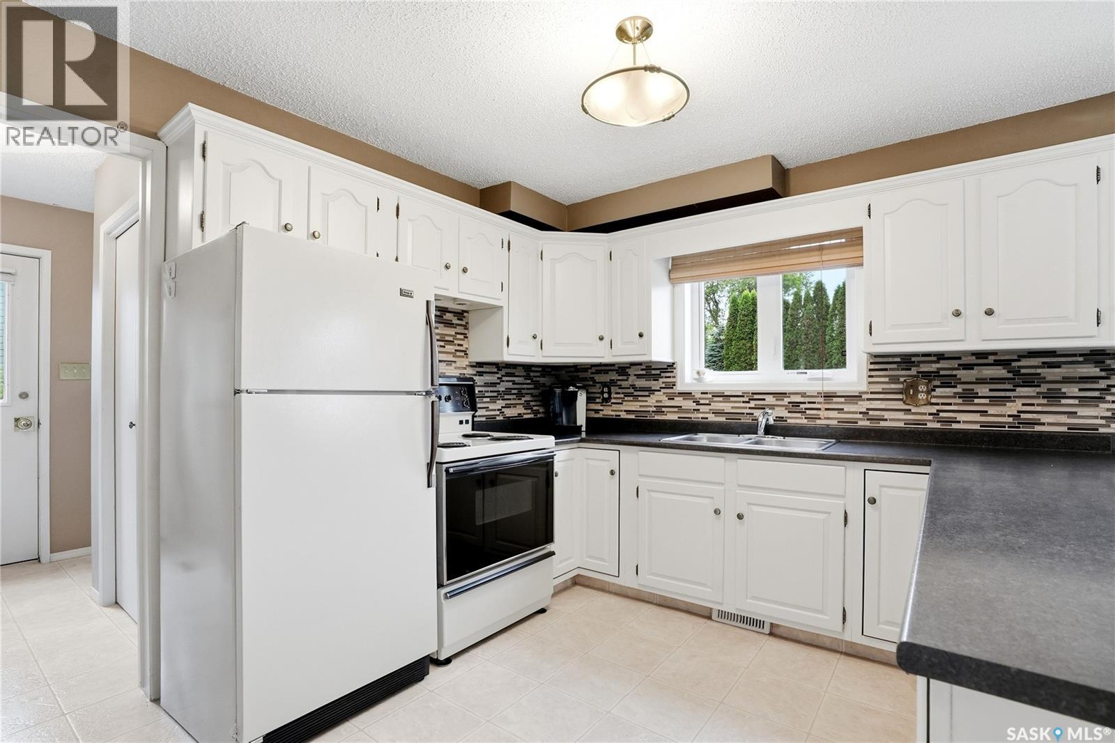 723 Candle Court, Saskatoon, Saskatchewan  S7K 4Z9 - Photo 10 - SK038073