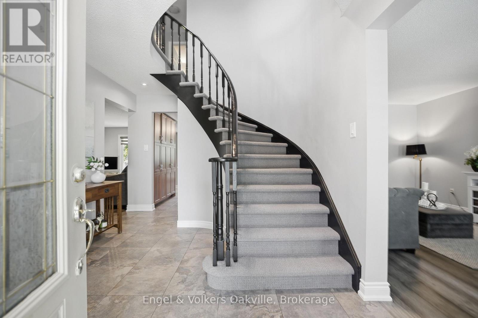 1245 Creekside Drive, Oakville, Ontario  L6H 4Y8 - Photo 2 - W13239572
