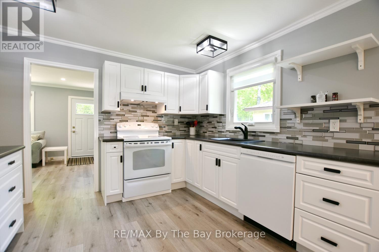 23 Sunnidale Road N, Wasaga Beach, Ontario  L9Z 2B7 - Photo 9 - S13239614
