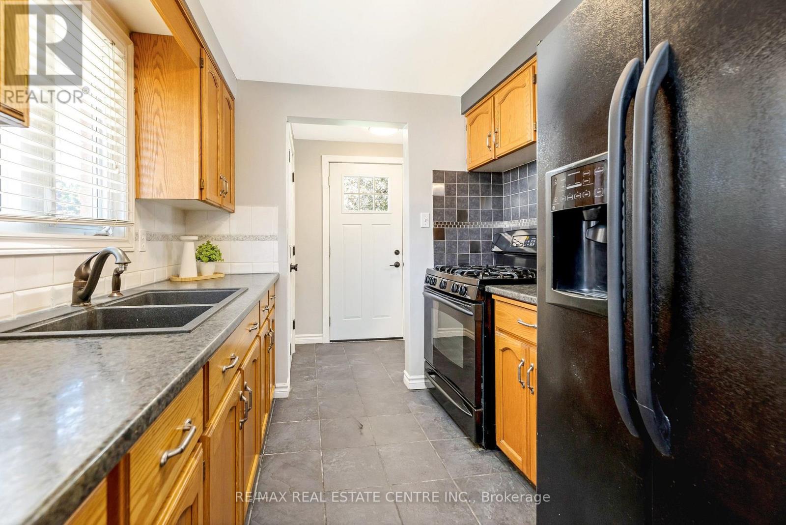 12 Selkirk Court, Kitchener, Ontario  N2E 1M3 - Photo 14 - X13239484